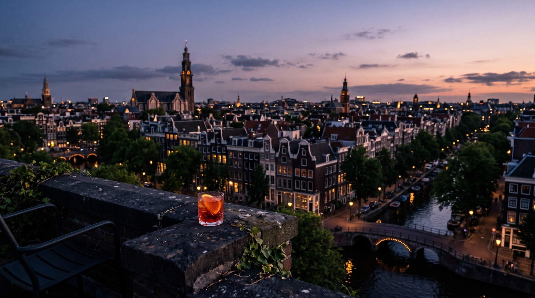Blick von einer Dachterrasse über Amsterdam am Abend (Bild mit KI erstellt)