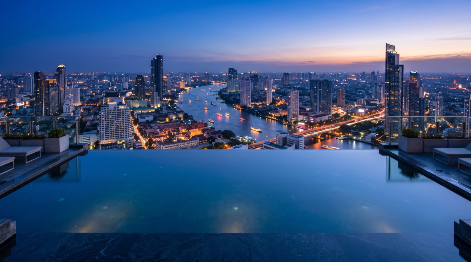 Pool auf einem Dach über Bangkok zur blauen Stunde (Bild mit KI erstellt)