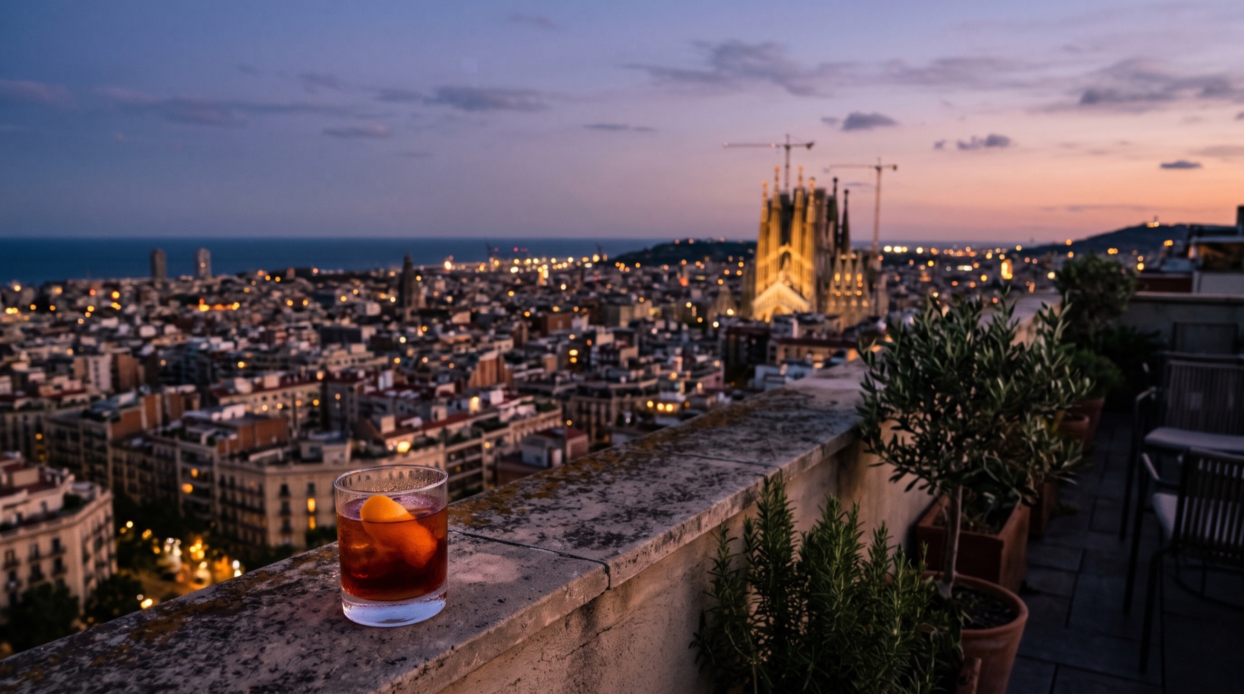 Blick von einer Dachterrasse über Barcelona am Abend (Bild mit KI erstellt)