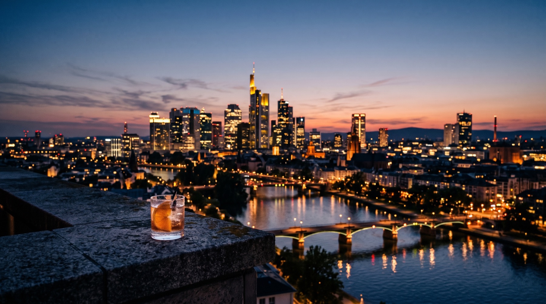 Blick von einer Dachterrasse über Frankfurt am Abend (Bild mit KI erstellt)