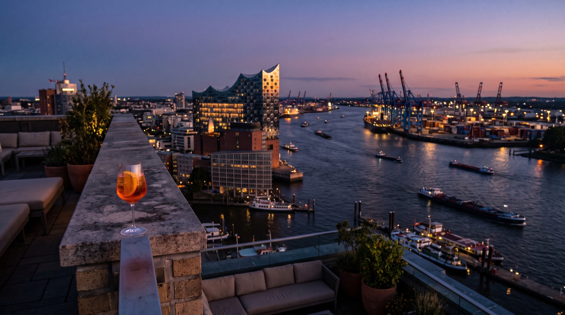 Blick von einer Dachterrasse über Hamburg am Abend (Bild mit KI erstellt)
