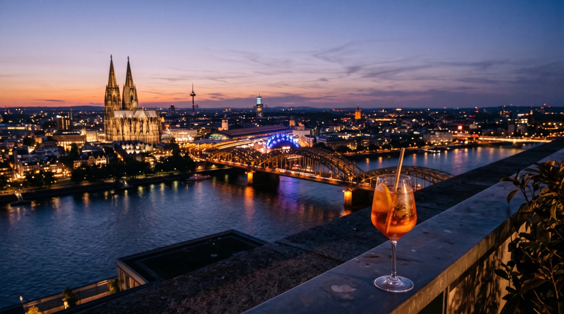 Blick von einer Dachterrasse über Köln am Abend (Bild mit KI erstellt)