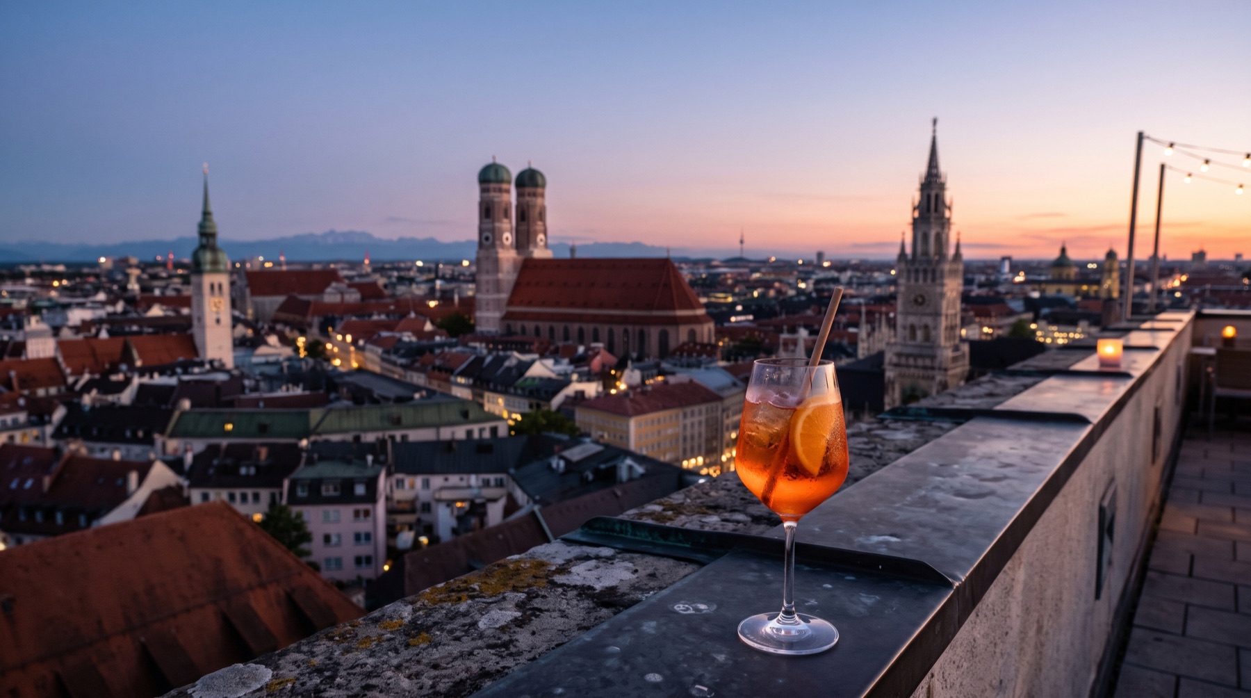 Blick von einer Dachterrasse über München am Abend (Bild mit KI erstellt)